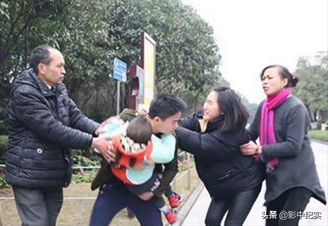 广西一女子带着三个孩子广西一女子带着三个孩子，逆境中的坚韧与力量