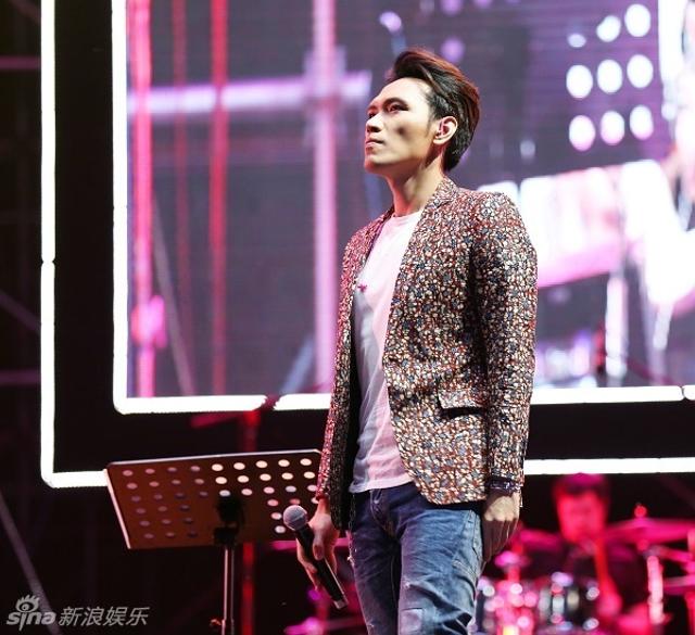 杨宗纬摔下舞台被搀扶离场